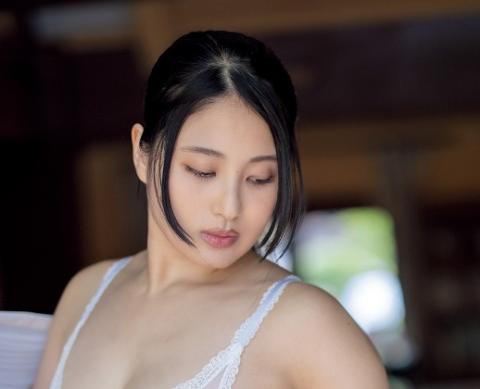 “セクシーお姉さん”トロたん「グラビアン魂」に初登場 読者の心をとろけさせる