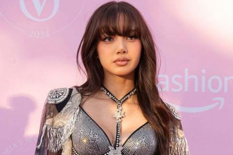 BLACKPINKリサ、全身赤の大胆衣装姿で美脚全開「セクシー」