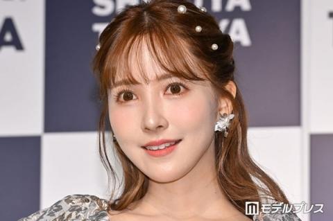 三上悠亜、ミニスカ制服風スタイルで美脚全開ダンス披露