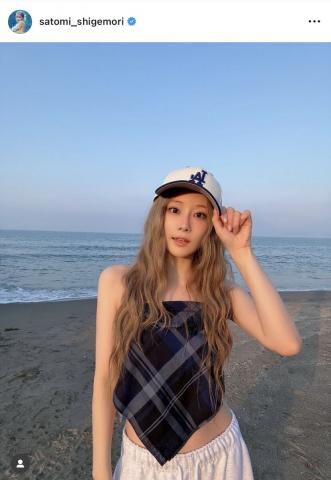 重盛さと美、浜辺でデコルテ大胆の美スタイル披露！ファンももん絶