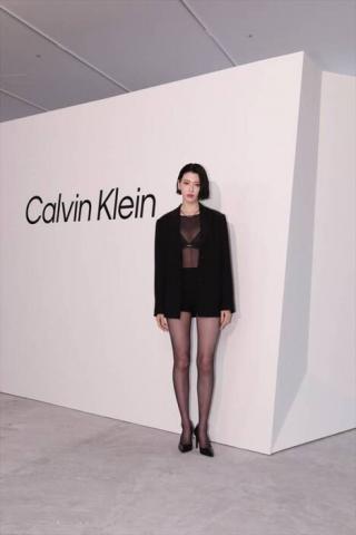 三吉彩花、大人セクシーなルック