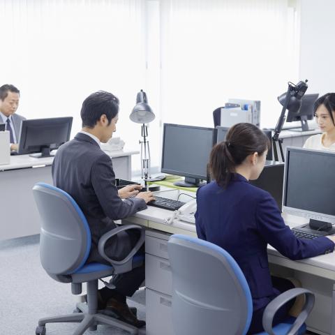 「上司の視線がキモい」仕切りなしデスクにZ世代が絶叫