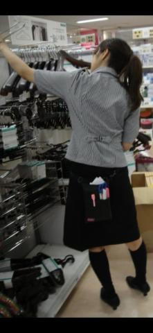 黒色のスカートを履いている人妻店員