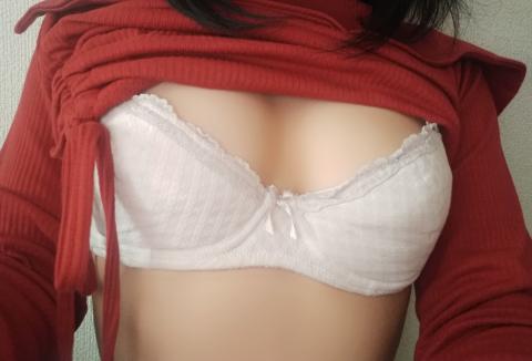 赤ニットたくし上げ