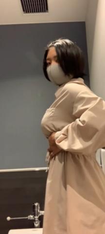 公衆トイレでエチな見せ合いする？