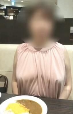 ノーブラの妻を某カレー店へ