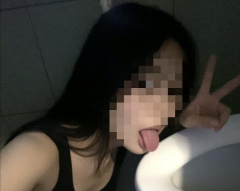 興奮して公衆トイレの男子トイレにいます