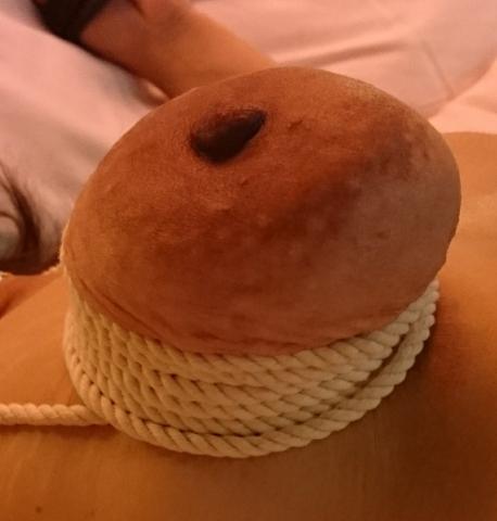 垂れ乳を無理矢理